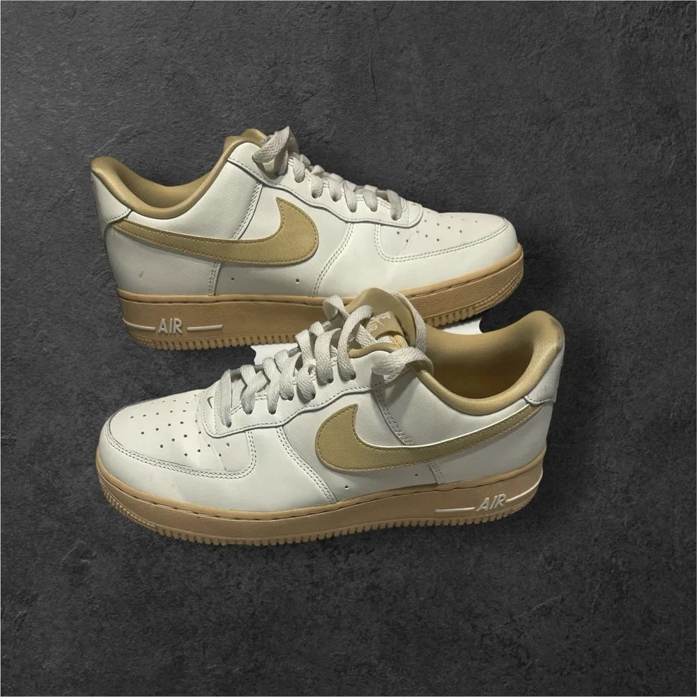 Nike  AIR Force  WMMS 1’07 White and Tan Sneakers